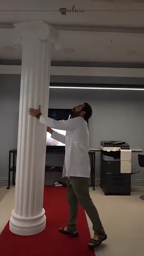 Uygulayıcı showroomdaki yivli sütunun gövde bağlantısını kontrol ediyor