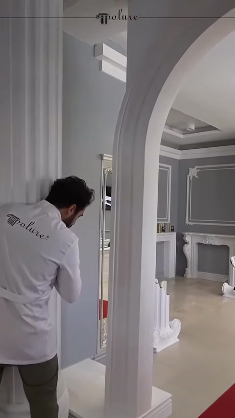 Uygulayıcı kemerli geçidin sütun birleşimine yakından bakıyor
