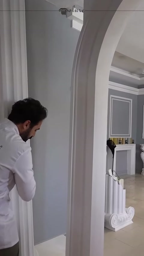 Uygulayıcı kemer kenarındaki dar sütun detayını elle inceliyor