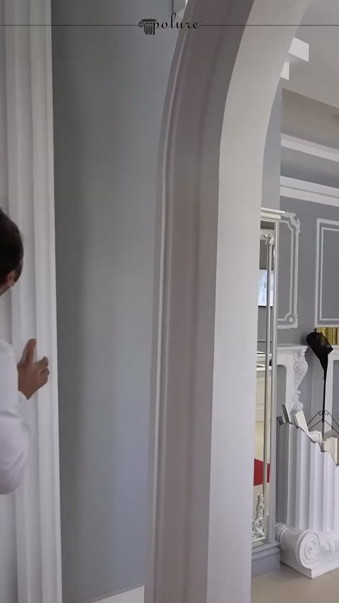 Kemer çerçevesi ile dikey yivli elemanın birleşimi yakından görülüyor