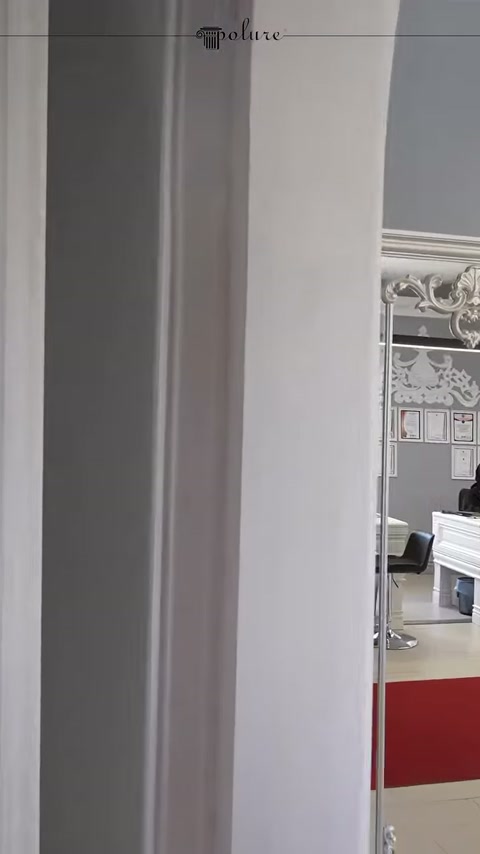 Beyaz kemer profili ve bitişik sütun gövdesi ayrıntılı sergileniyor