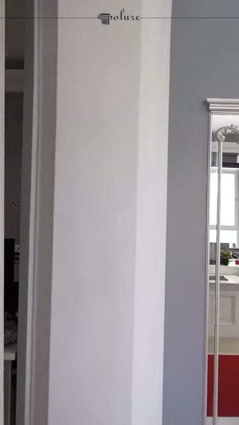 Yivli sütun yüzeyi ile kemer kenarı yakın planda görülüyor