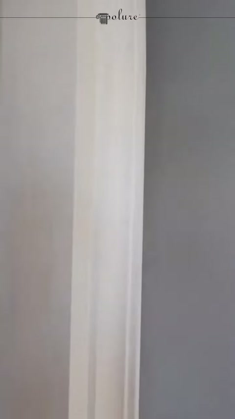 Sütunun yuvarlatılmış dikey yivleri yakın çekimde belirginleşiyor