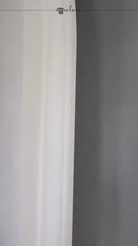 Beyaz sütun gövdesinin düz ve yivli yüzey geçişi gösteriliyor