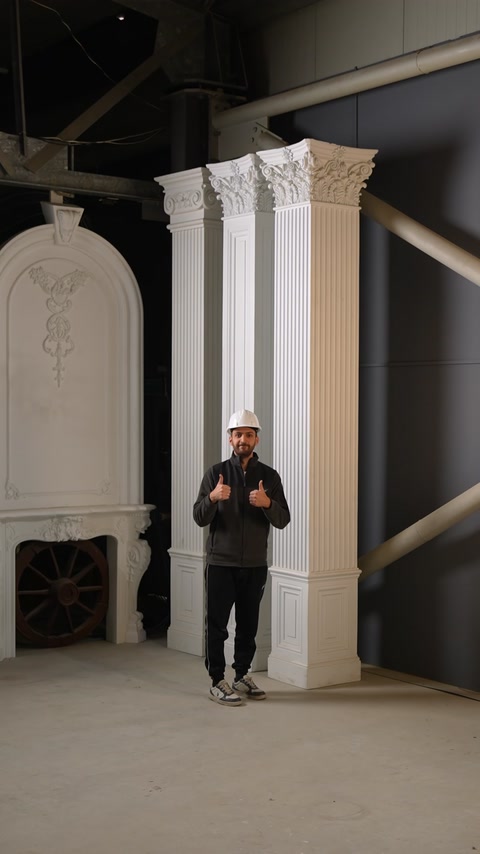 Korint başlıklı pilaster modelleri atölye içerisinde birlikte sergileniyor