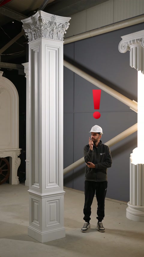Kare gövdeli işlemeli başlıklı pilaster atölyede sunucu yanında sergileniyor
