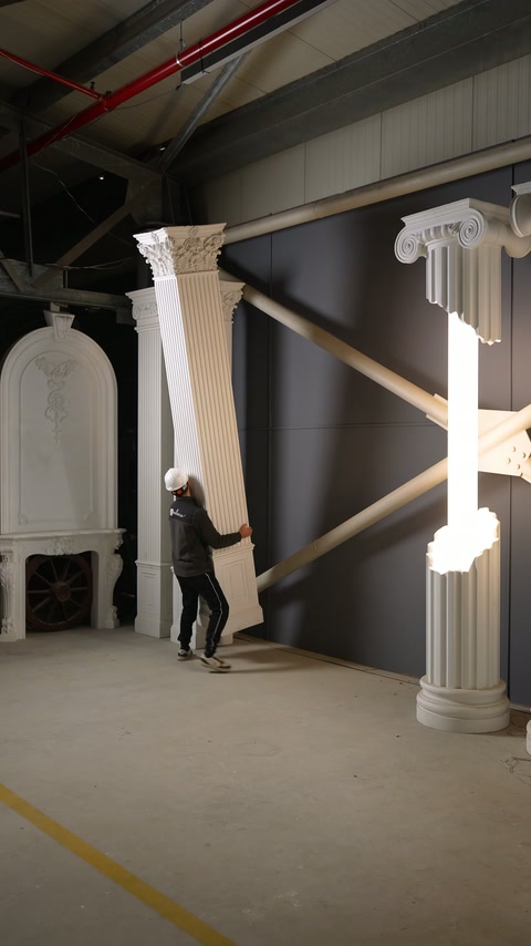 Yivli pilaster atölyede belirgin açıyla eğilerek taşıma biçimi gösteriliyor