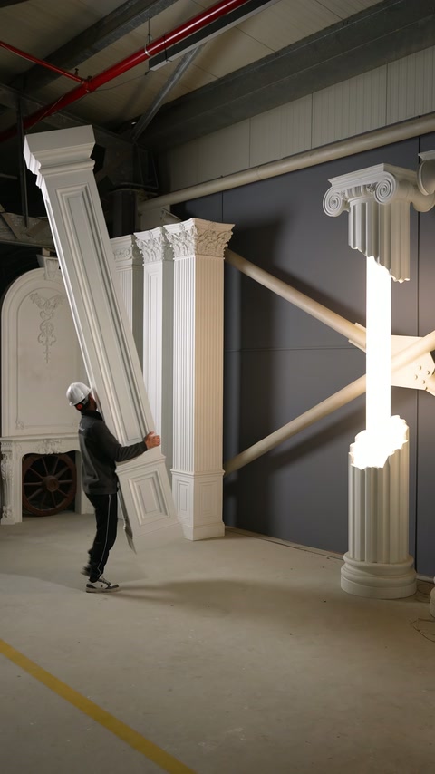 Dikdörtgen kaideli pilaster atölyede iki elle eğik biçimde tutuluyor