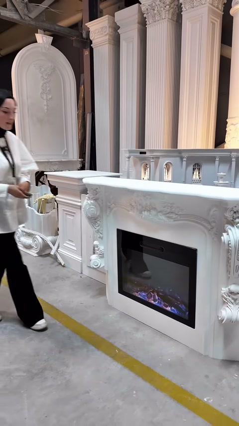 Sunucu showroomdaki işlemeli şömine modelinin yanında tanıtıma başlıyor