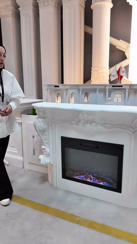 Dekoratif şömine ve sütun örnekleri showroom içinde birlikte sunuluyor