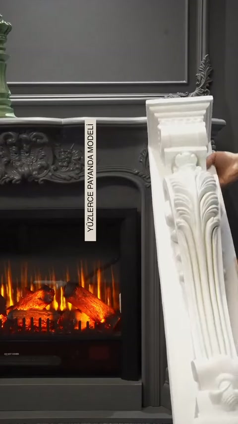 Beyaz payanda, yaprak desenli ön yüzü görünecek şekilde kaldırılıyor.