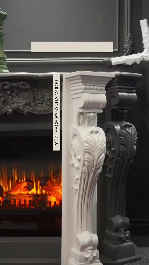 Beyaz ve koyu payandaların kabartmalı ön yüzleri aynı kadrajda duruyor.