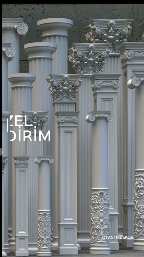 Sergileme alanında yivli gövdeli, sade ve bezemeli sütun örnekleri sıralanıyor.