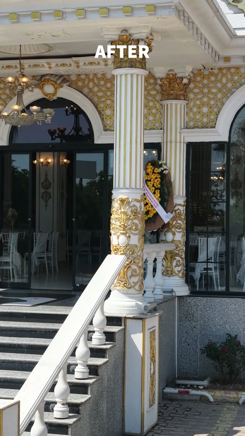 Yaldızlı sütun başlıkları ve balüstradlarla çevrelenen ana giriş