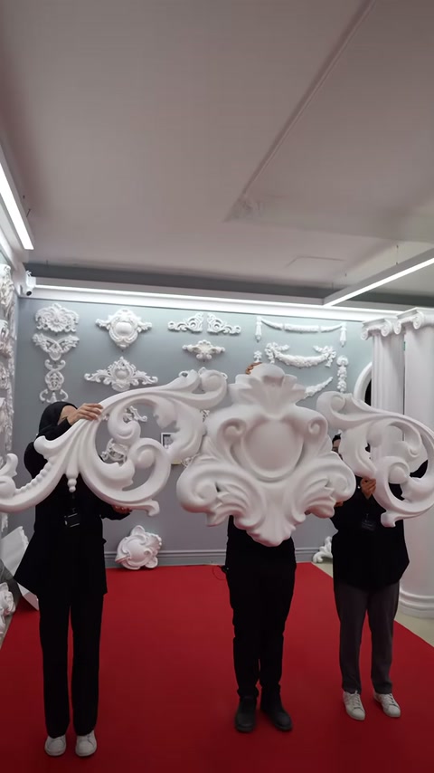 Üç parçalı geniş pediment örneği sergi duvarı önünde tanıtılıyor