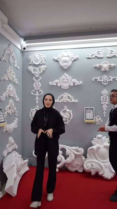 Sunucu kabartmalı küçük duvar motiflerinin bulunduğu bölümü tanıtıyor