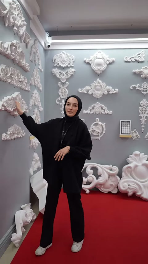 Farklı boyutlardaki aplik motifleri gri sergi duvarında sıralanıyor