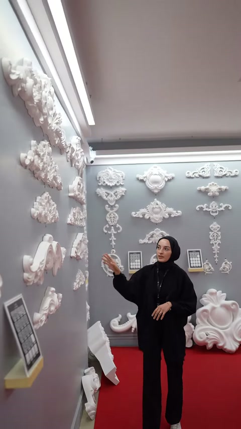 Sunucu çeşitli kabartmalı motiflerin yer aldığı panoyu gösteriyor
