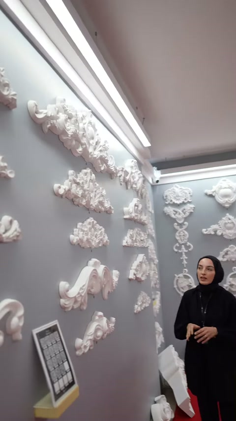 Uzun yatay süsler ve küçük köşe motifleri birlikte sergileniyor