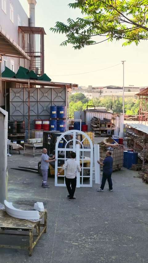 Ekip dik duran kemerli pencerenin iki yanında parçaları konumlandırıyor