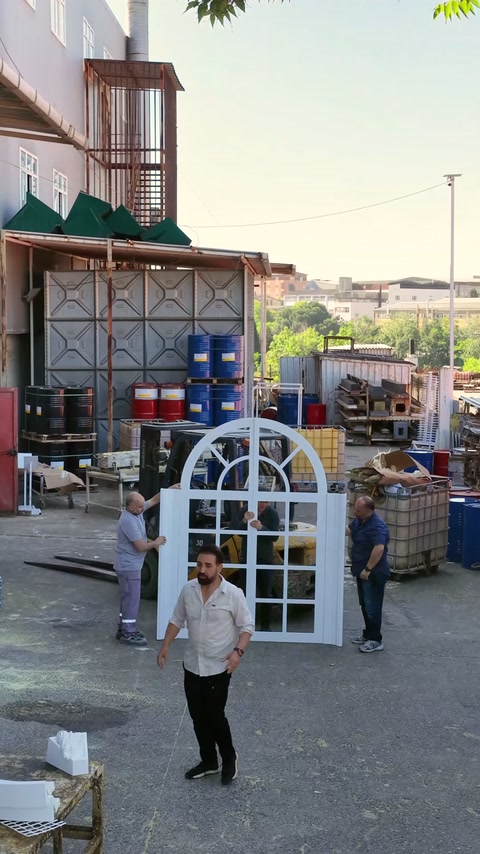 Kemerli pencere düzeni çalışanlarla birlikte açık alanda kontrol ediliyor