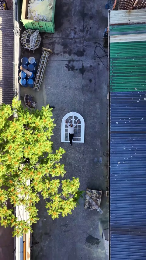 Kemerli pencere düzeni atölye avlusunda yukarıdan görüntüleniyor