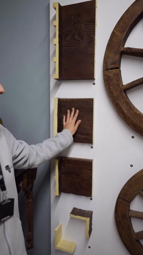Dikdörtgen ahşap görünümlü panel örneklerinin yakın çekim karşılaştırması