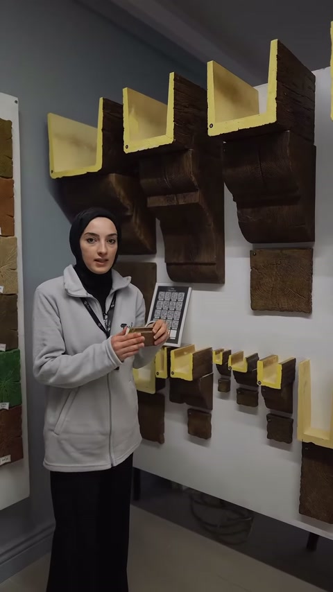 Sunucu, duvar panosundaki ahşap dokulu profil çeşitlerini tanıtıyor