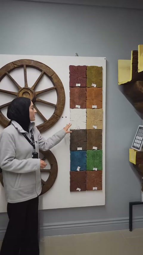 At arabası tekeri yanında renkli kaplama numuneleri sergileniyor