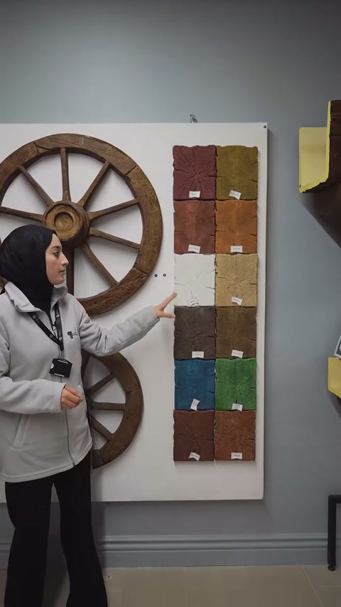 Sunucu, panel panosundaki farklı renk ve doku seçeneklerini gösteriyor