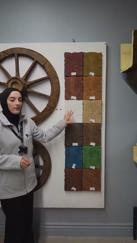 Renkli kare panel örnekleri ve büyük dekoratif teker birlikte görülüyor