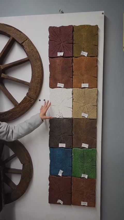 Kabartılı panel numunelerinin farklı renk seçenekleri panoda sıralanıyor