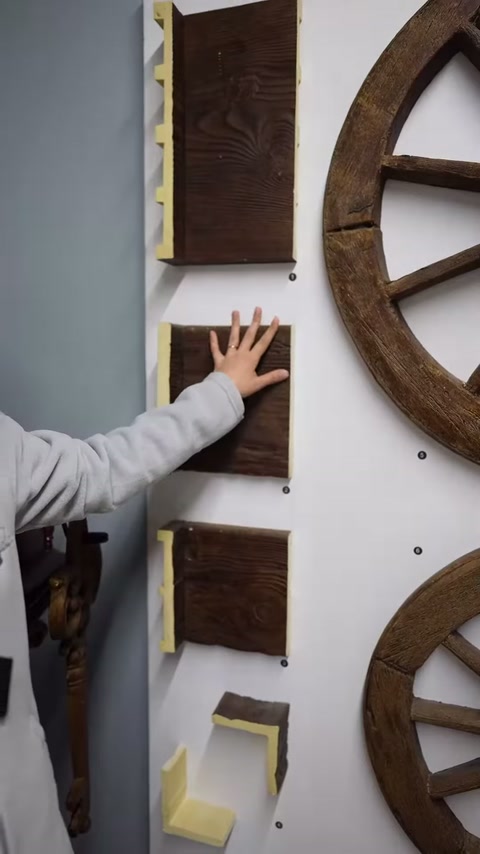 Sunucu, panodaki dikdörtgen panel numunelerinin dokusuna dokunuyor