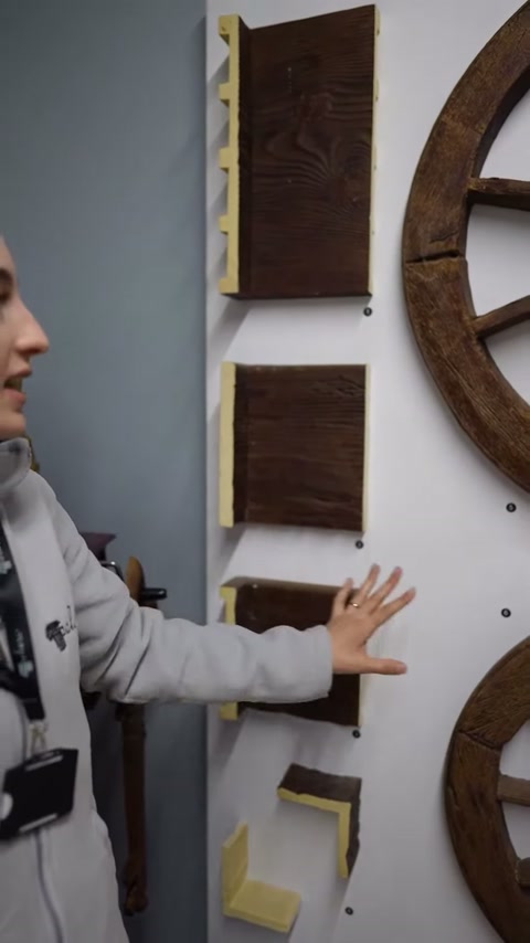 Sunucu, iki ahşap dokulu panel örneği arasındaki farkı gösteriyor