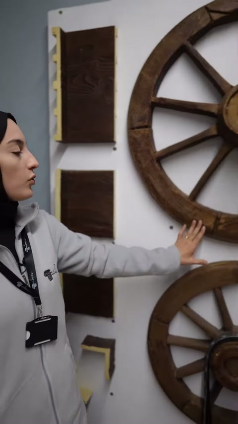 Dikdörtgen kaplama numuneleri teker modelinin yanında yakından sergileniyor