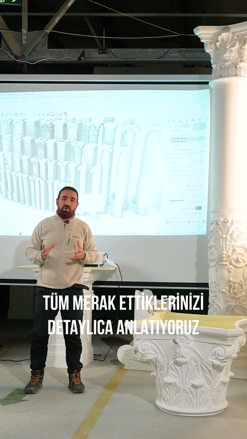 Sunucu, projeksiyon ve büyük başlık örnekleri arasında sunum yapıyor.