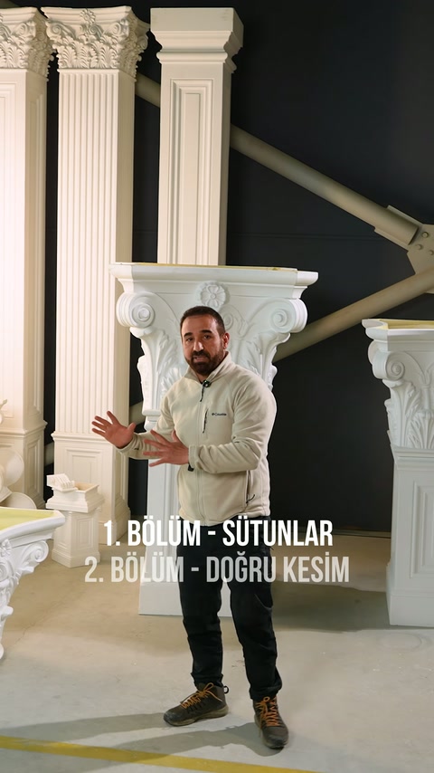 Kare gövdeli pilasterler ve yivli sütunlar sunucunun arkasında yükseliyor.
