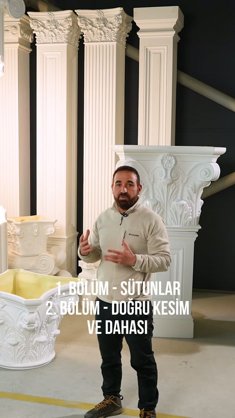 Sunucu, uzun sütunlar ile büyük korint başlıklarının yanında duruyor.