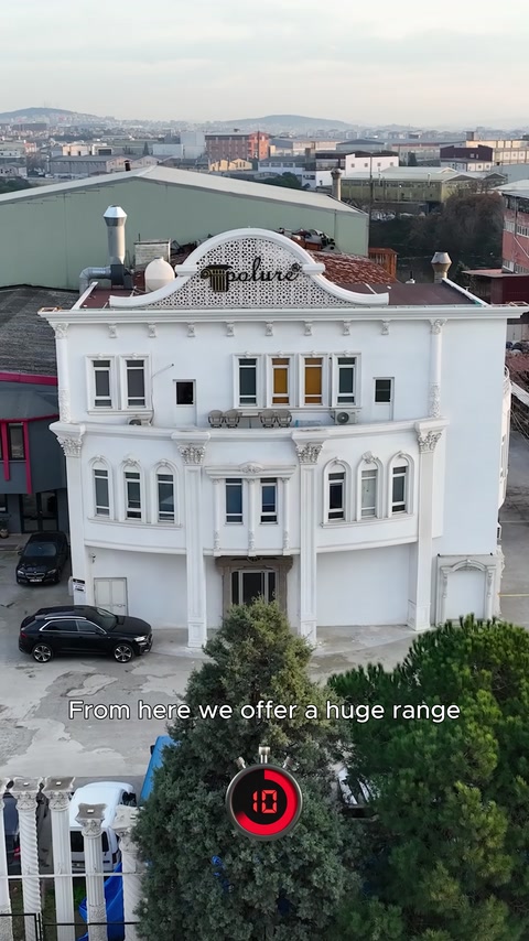Söve, sütun ve alınlık süslemeleriyle tamamlanan tarihi cephe görülüyor
