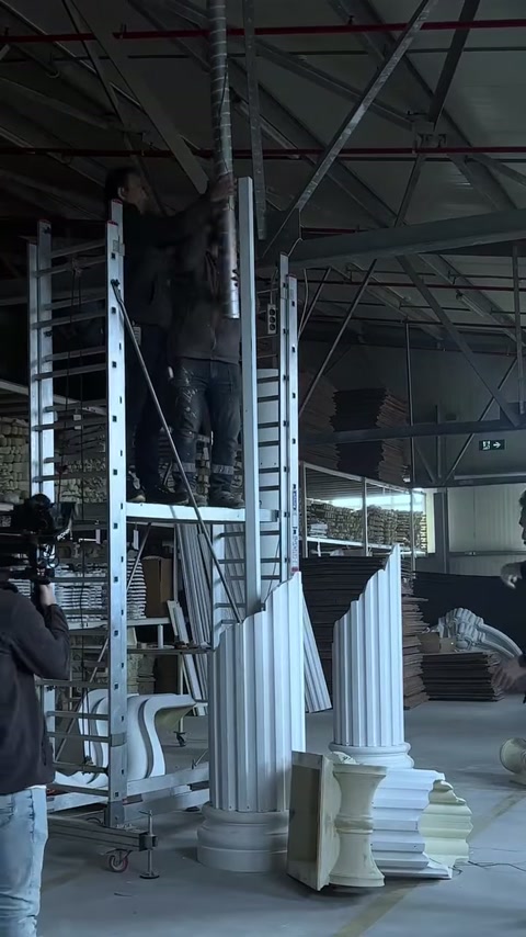 İskeledeki usta yivli sütun parçasının üst bağlantısını kontrol ediyor.