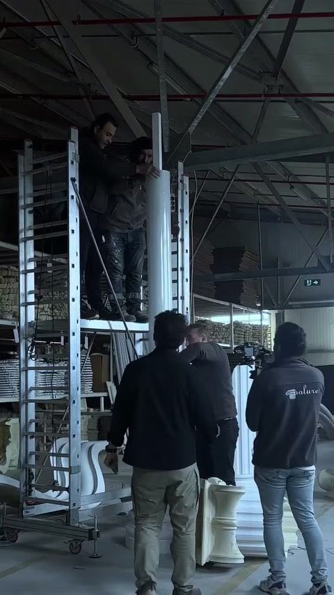 Ekip atölyede sütun parçalarının dikey uyumunu birlikte inceliyor.