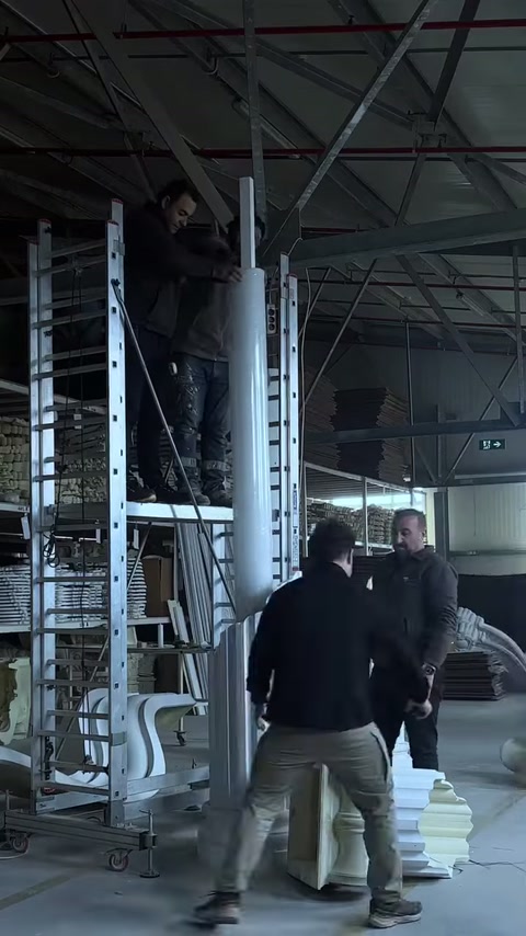 Sütunun üst gövde parçası iskele seviyesinde konumlandırılıyor.