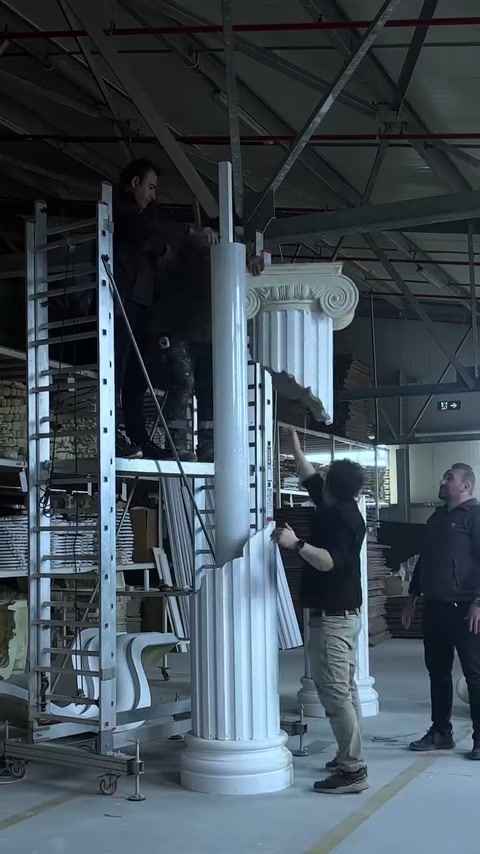 Beyaz İyon başlığı atölyedeki sütunun tepesine oturtuluyor.