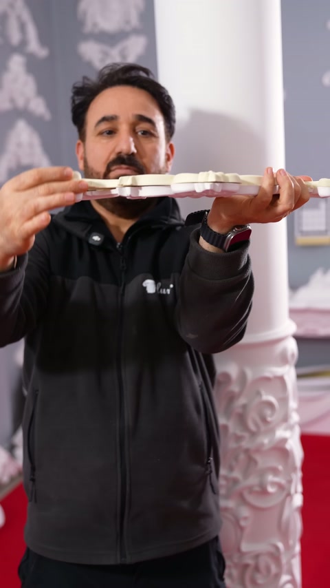 Aplik yatay tutulup kenar kalınlığı ve kavisli formu sergileniyor.