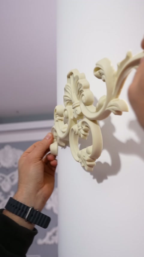 Kabartmalı merkez motif ve kıvrımlı kanat sütun üzerinde görülüyor.